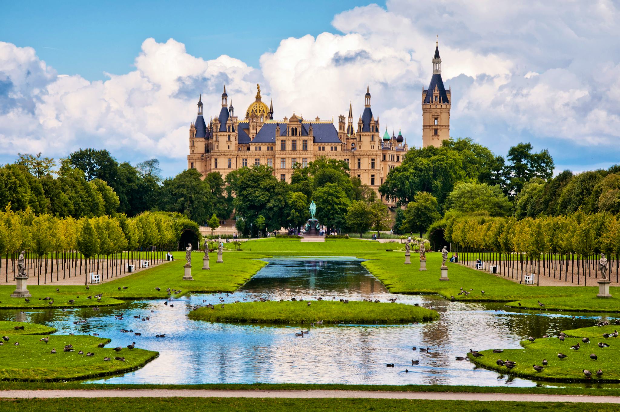 Hamburg to Schwerin and Ludwigslust: Private day trip