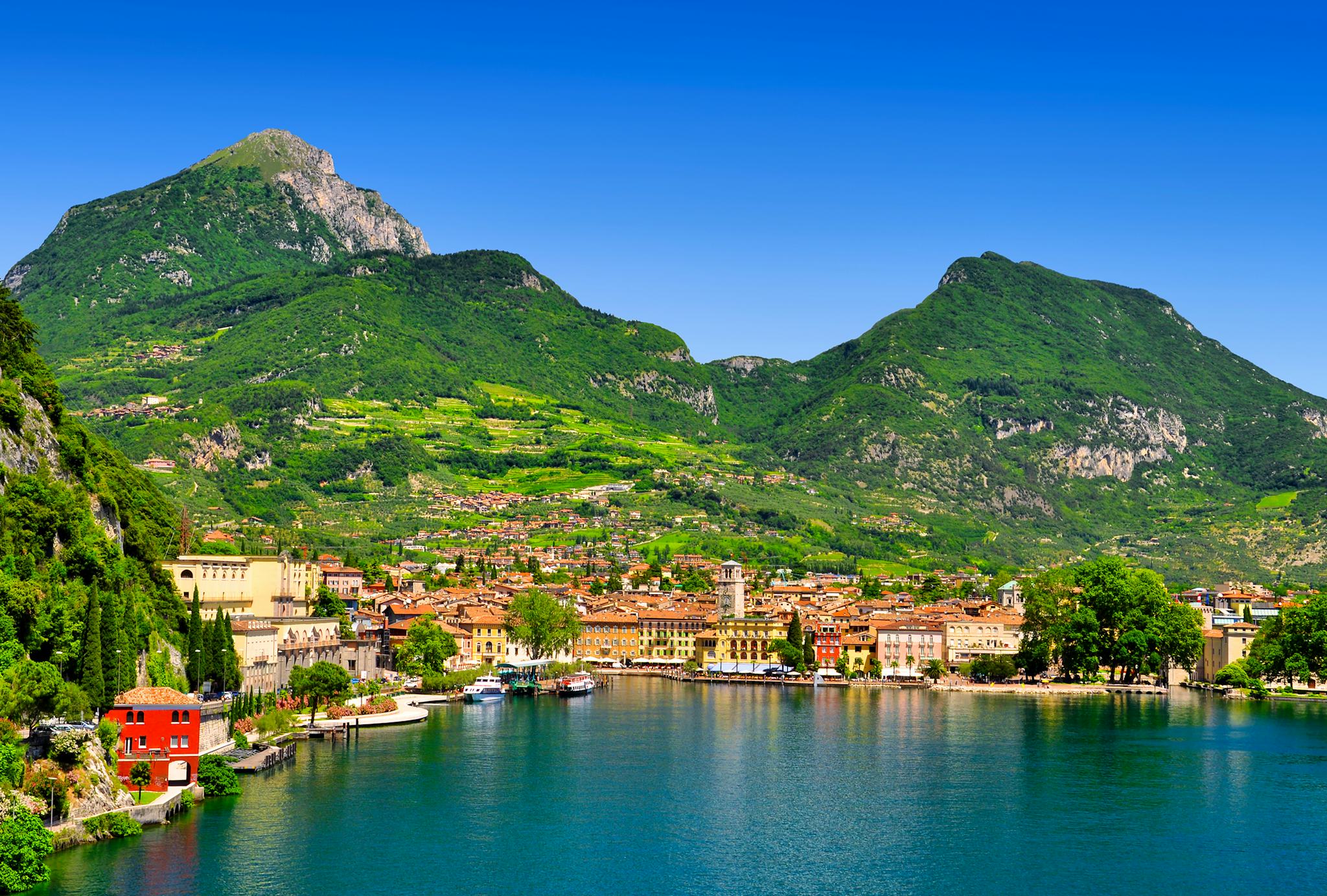 Verona to Sirmione and Riva del Garda: Private day trip