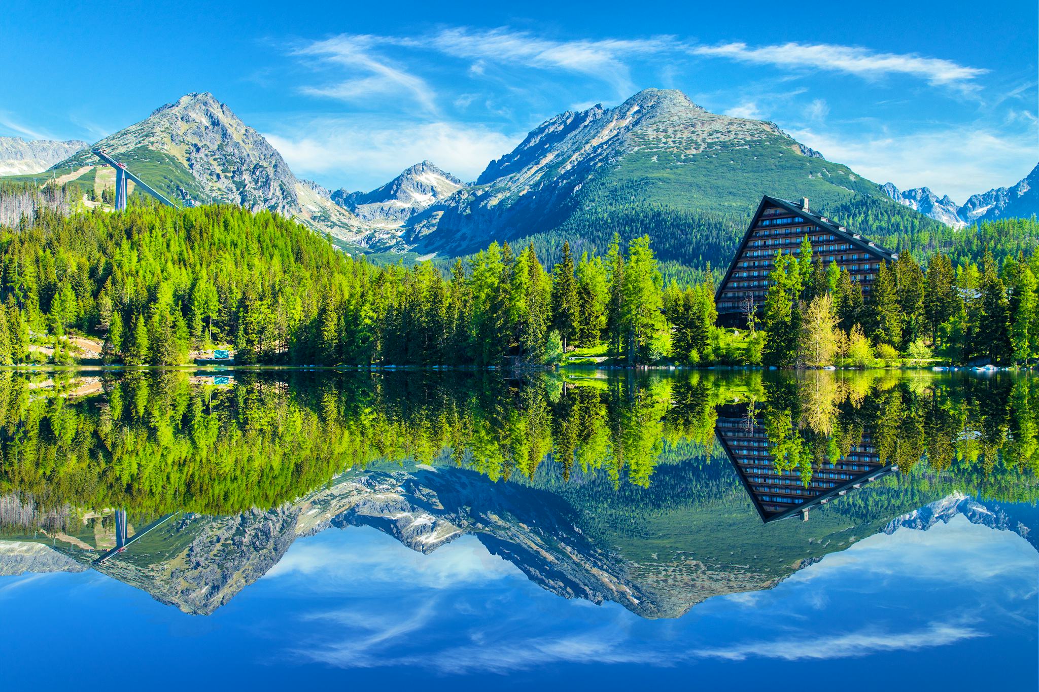 Lac de Montagne de Strbske Pleso