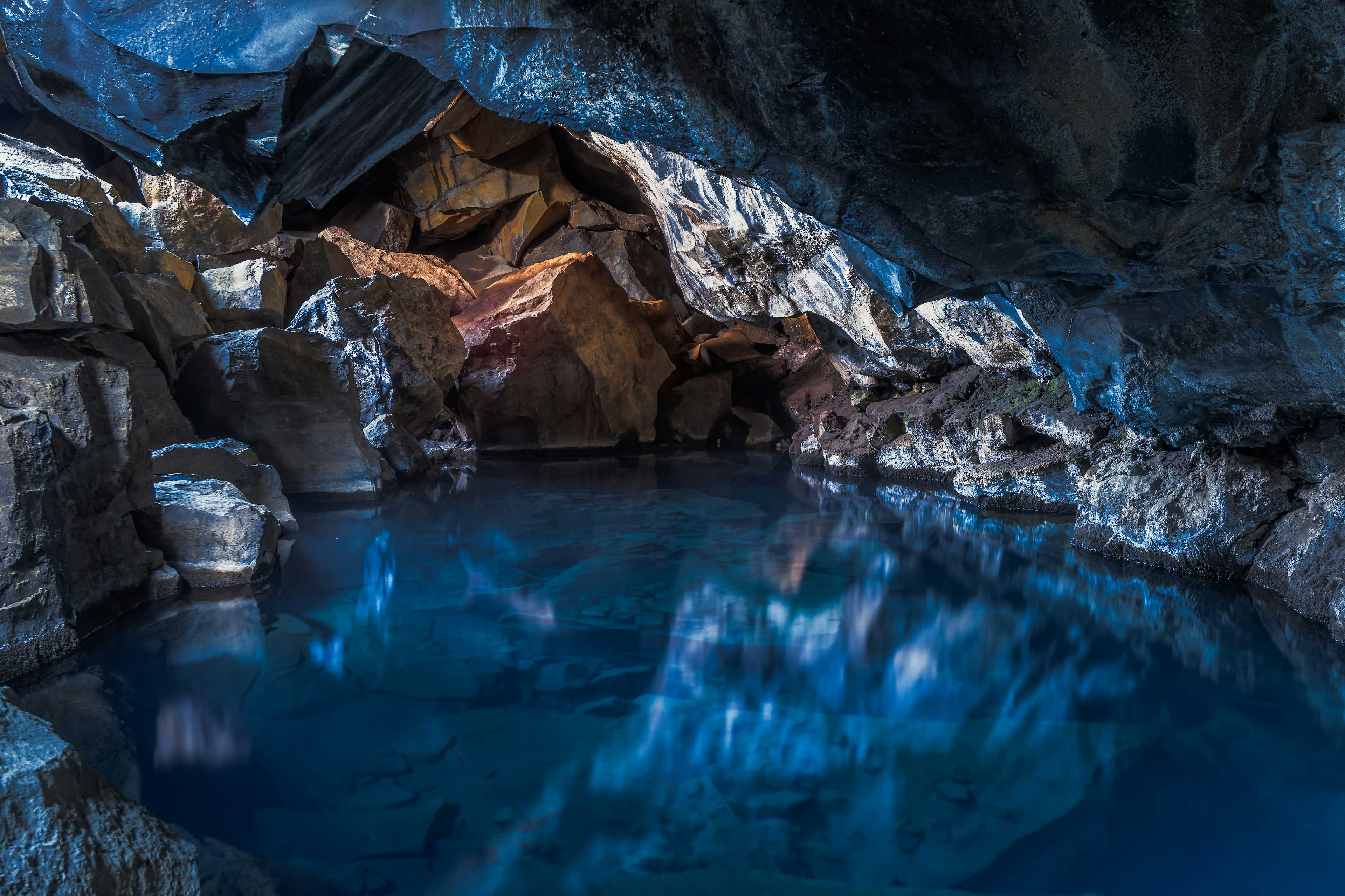 Grjotagja Cave
