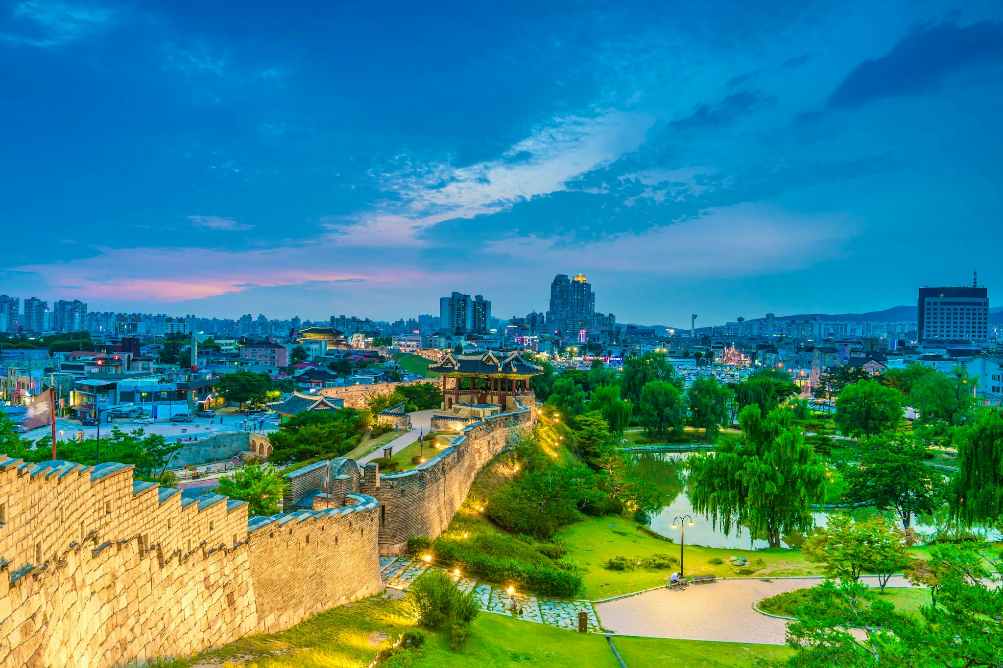 Seoul to Suwon and Sareung Royal Tombs: Private day trip