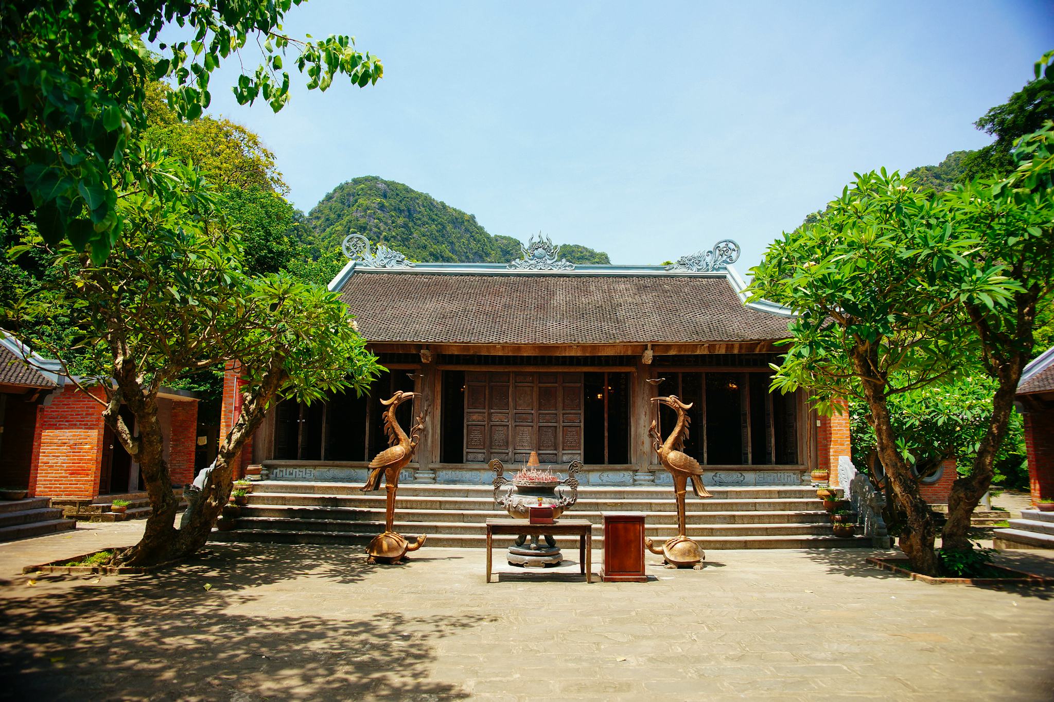 Hanoi to Bich Dong Pagoda and Bai Dinh Pagoda: Day trip