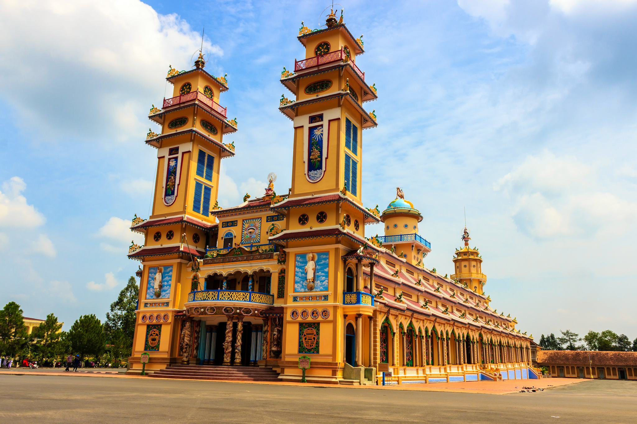 Ho Chi Minh to Cu Chi Tunnels and Cao Dai Temple: Day trip