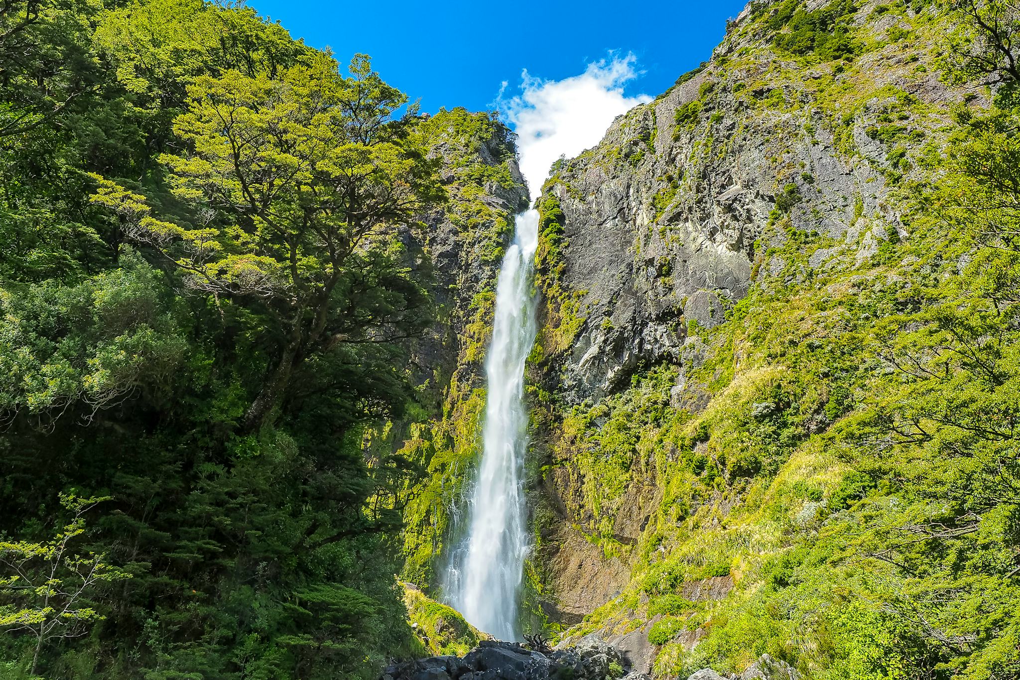 Devils Punchbowl Waterfall