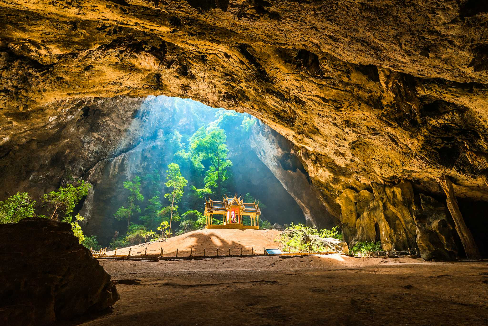 Phraya Nakhon Höhle