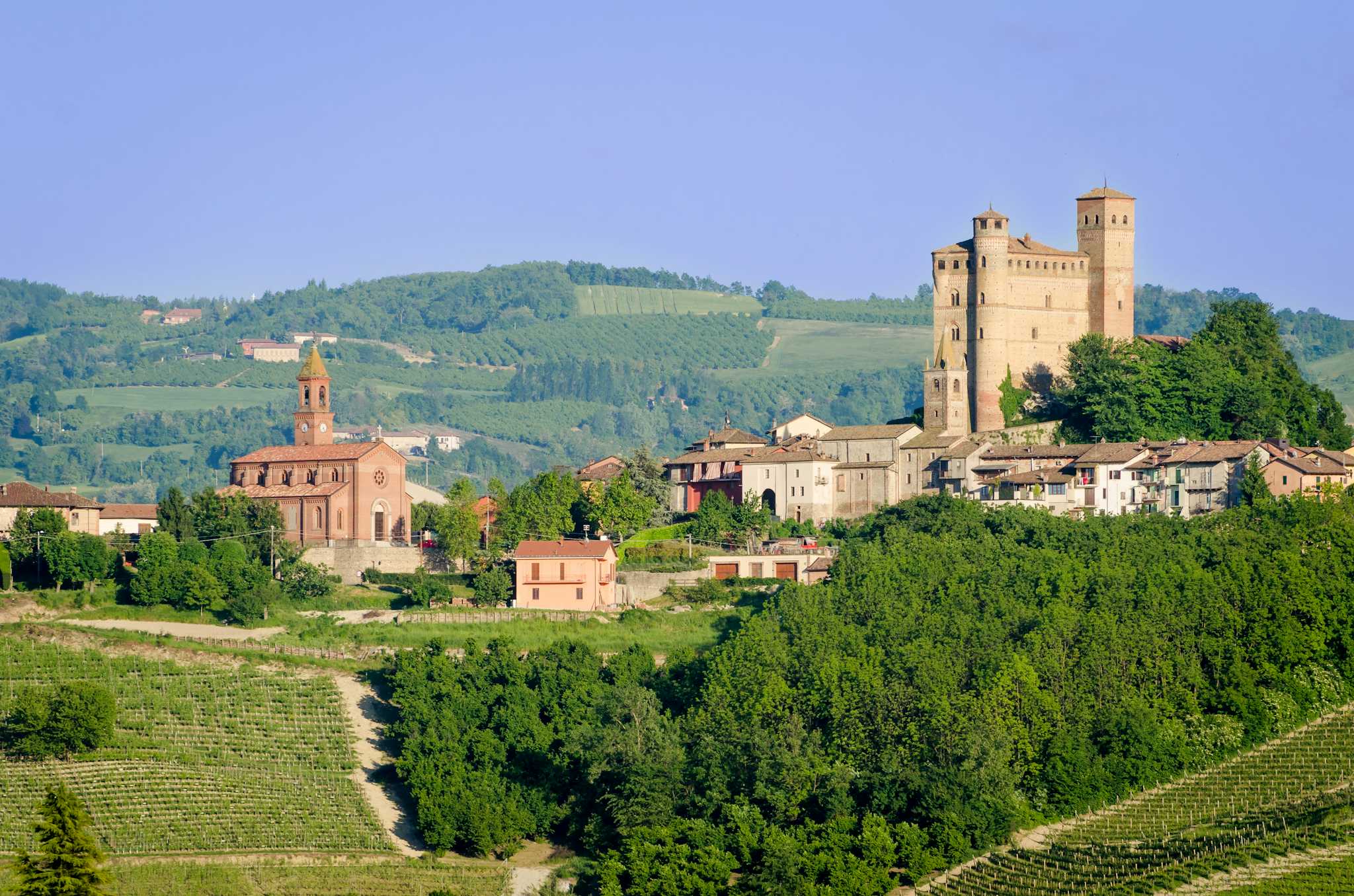  Serralunga d'Alba Castle