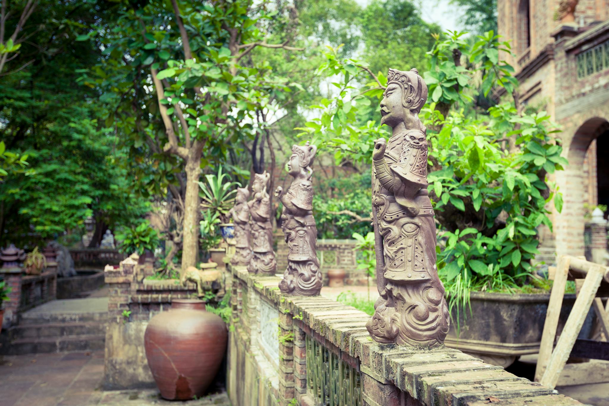 Hanoi to Thanh Chuong Palace and But Thap Pagoda: Day trip