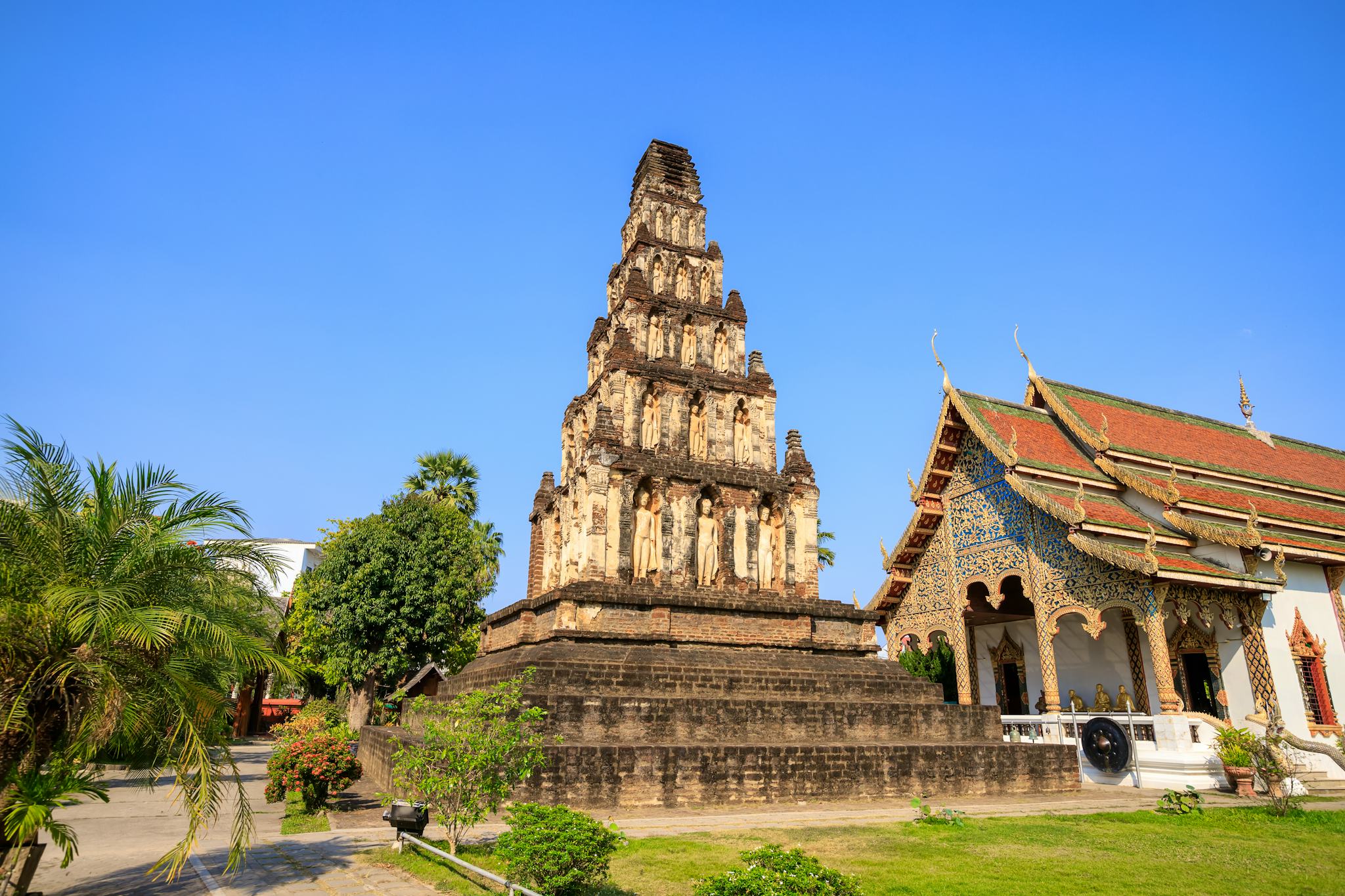 Chiang Mai to Wat Chamthewi and Botanical Tweechol: Day trip