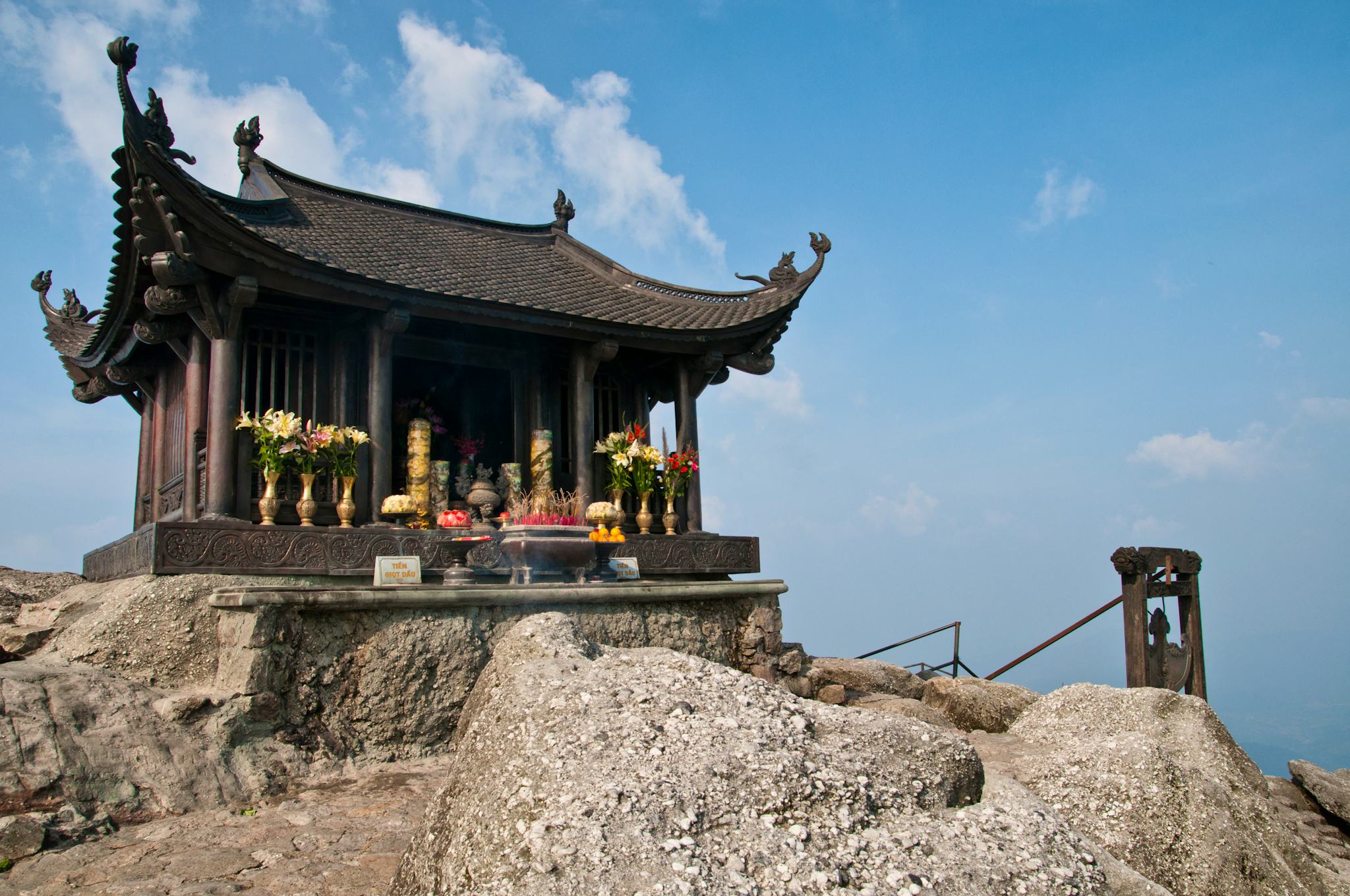 Hanoi to Yen Tu Mountain: Private day trip